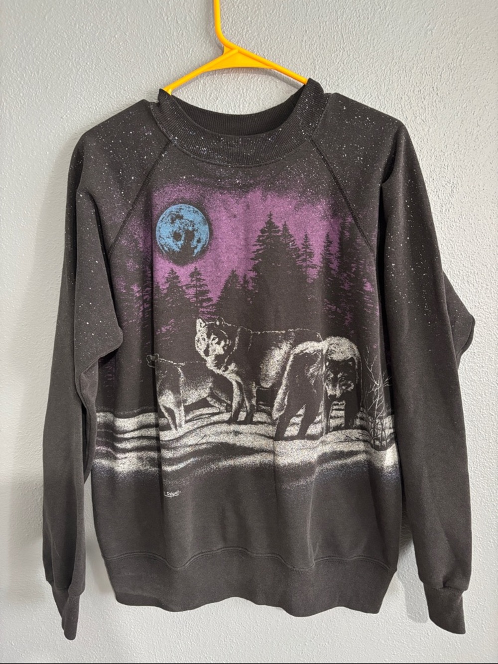 90s authentic wolf shirt Men's Black Graphic Wolf Sweatshirt withNight Sky